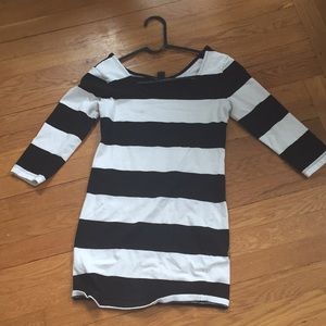 A BLACK/WHITE DRESS/SHIRT